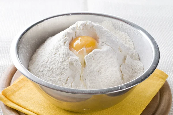 Farinha branca e ovo na tigela — Fotografia de Stock