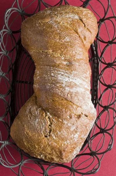 カラー背景の上のパンの塊 — ストック写真