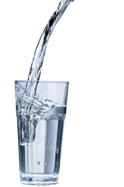 Vattenströmmen hälla i ett glas — Stockfoto