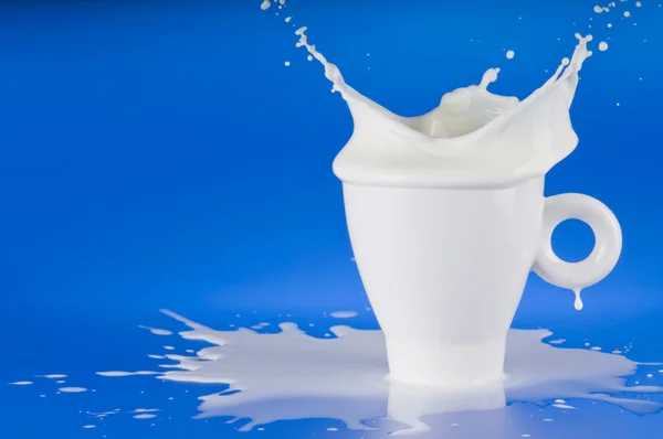 Γάλα βουτιά από φλυτζάνι λευκό — Φωτογραφία Αρχείου