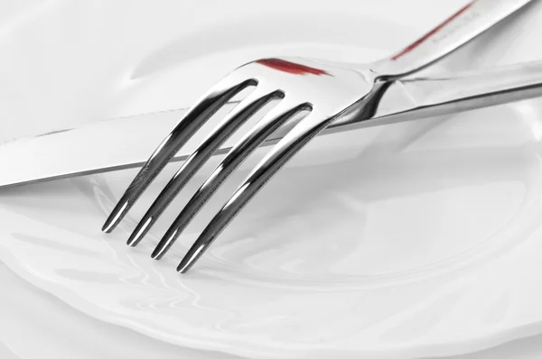 Mes en vork op een bord — Stockfoto