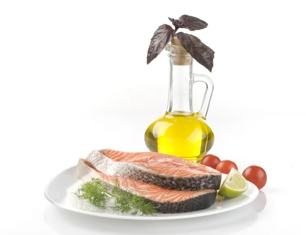 Syrové Lososový steak s bylinkami, zeleninou a olivový olej — Stock fotografie