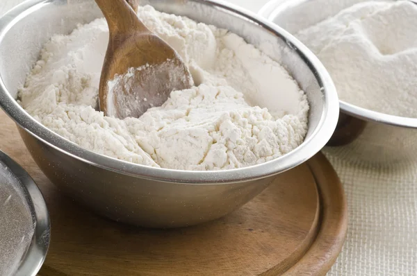Białej mąki w misce — Zdjęcie stockowe