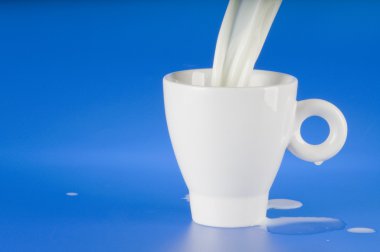 süt beyaz fincan içine dökme