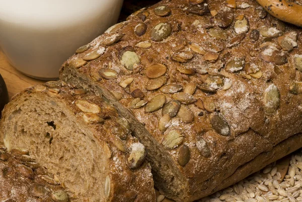 Хлеб с зерном и семенами . — стоковое фото
