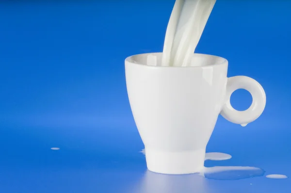 Verter leche en una taza blanca —  Fotos de Stock