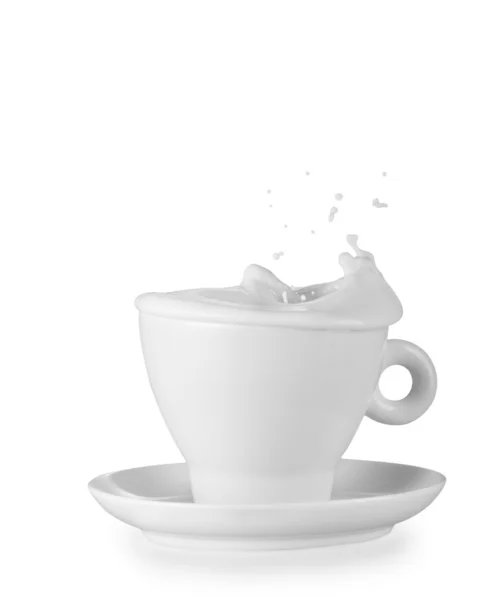 Milch spritzt aus Tasse — Stockfoto