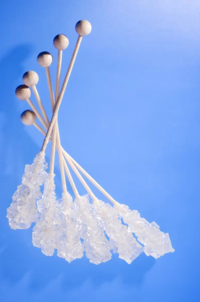 Słodki karmelowy cukru białego nad niebieski — Zdjęcie stockowe