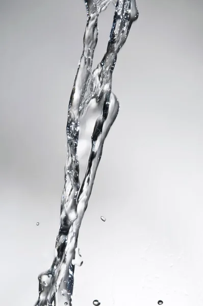 Flux d'eau avec éclaboussures — Photo