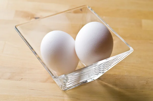 Два сырых свежих белых яйца в миске — стоковое фото