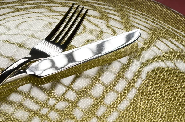 Fourchette et couteau sur une assiette — Photo