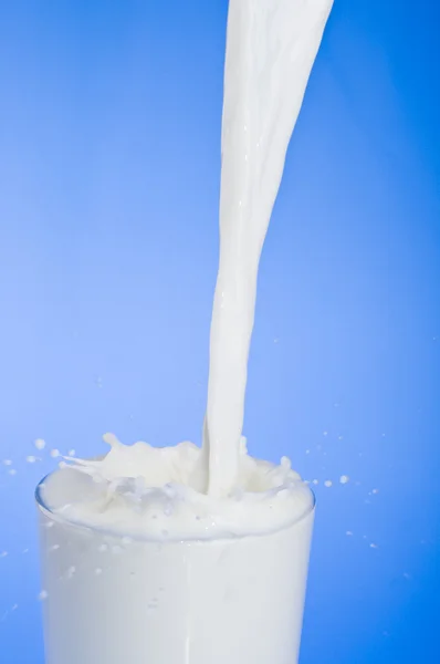 Nalévání mléka do sklenice — Stock fotografie