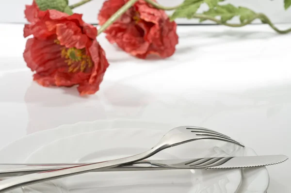 Couteau et fourchette sur une assiette — Photo