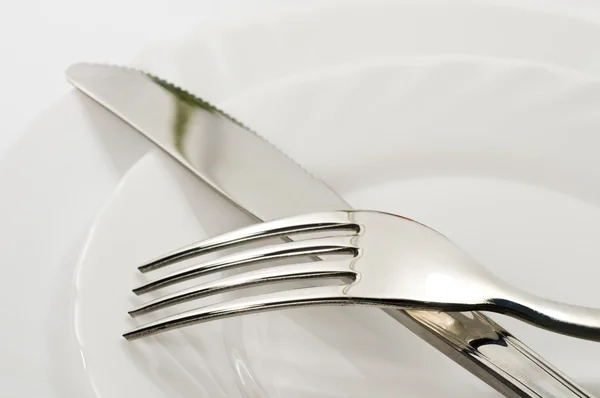 Μαχαίρι και πιρούνι σε ένα πιάτο — Φωτογραφία Αρχείου