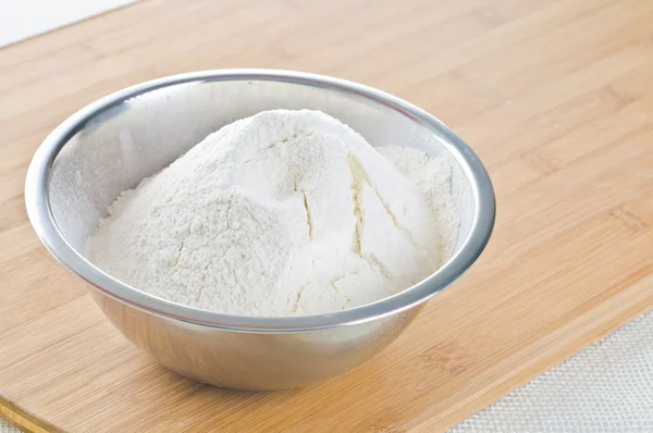 Białej mąki w misce — Zdjęcie stockowe