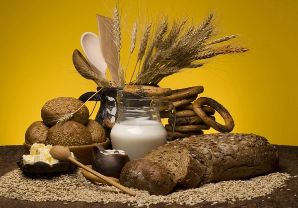 Зерновый хлеб с зерном, молоком и бубликами . — стоковое фото