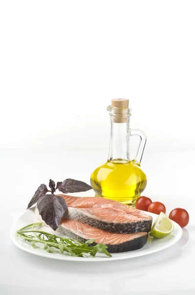 Raw salmon steak with herbs, vegetables and olive oil — Stock Photo, Image