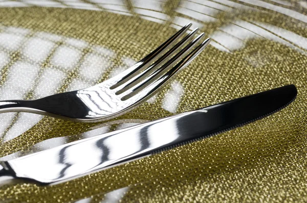 Fourchette et couteau sur une assiette — Photo