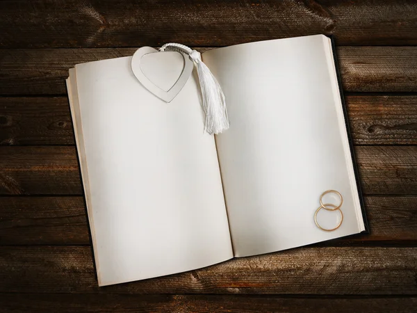 Kalp işareti ile açık kitap — Stok fotoğraf