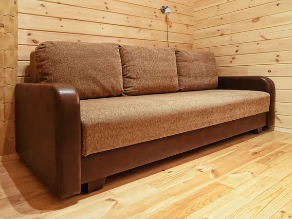 Sofá no interior de madeira — Fotografia de Stock