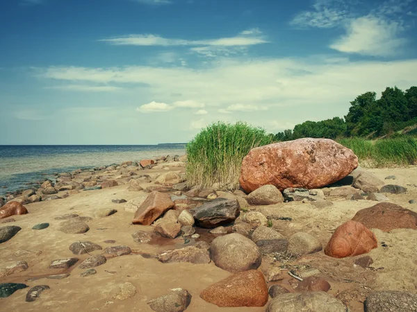 Skalnatá pláž moře — Stock fotografie
