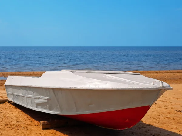 Морський човен на пляжі — стокове фото