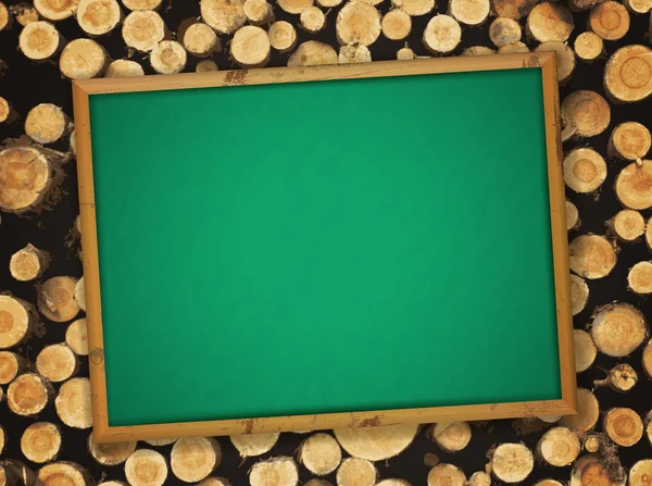 Blackboard bij hout achtergrond — Stockvector