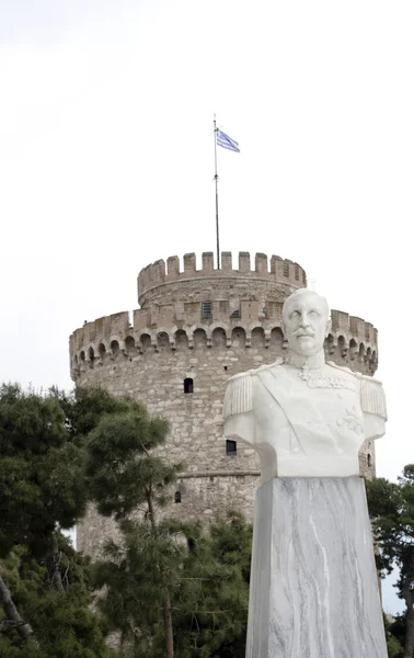 Estatua del almirante Votsis y la Torre Blanca — Foto de Stock
