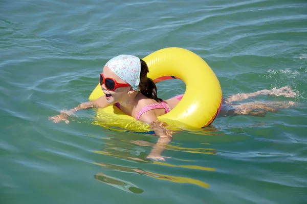 Menina brincando em água azul — Fotografia de Stock