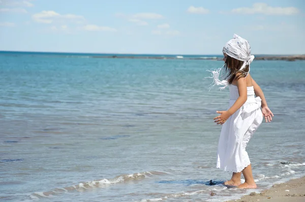 Adorable little girl running beach shore — Stock Photo, Image