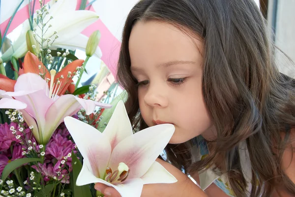 Χαριτωμένο κοριτσάκι με λουλούδια — Φωτογραφία Αρχείου