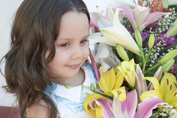 Niedliches kleines Mädchen mit Blumen — Stockfoto