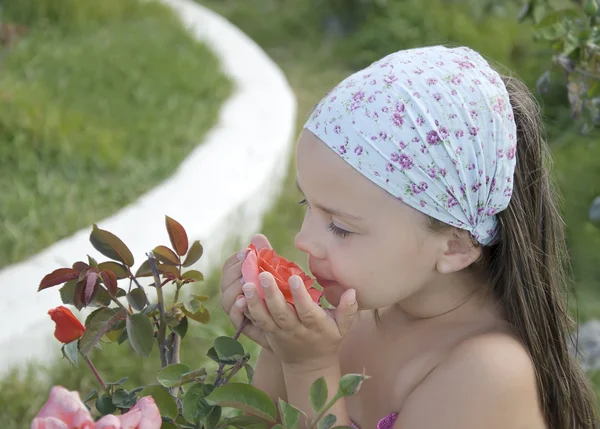 Güzel küçük kız çiçek kokuyor. — Stok fotoğraf