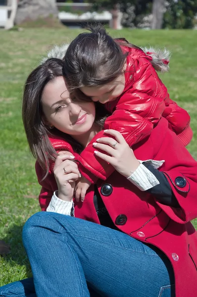 Menina com sua mãe ao ar livre — Fotografia de Stock