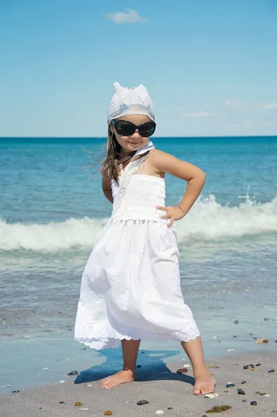 海滩上的小女孩 — 图库照片