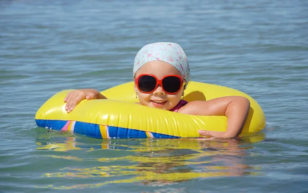 Dívka si hraje v modré vodě — Stock fotografie