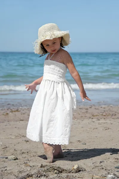 Menina na praia — Fotografia de Stock