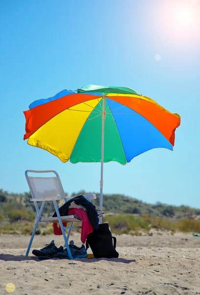 椅子和五颜六色的遮阳伞 — 图库照片