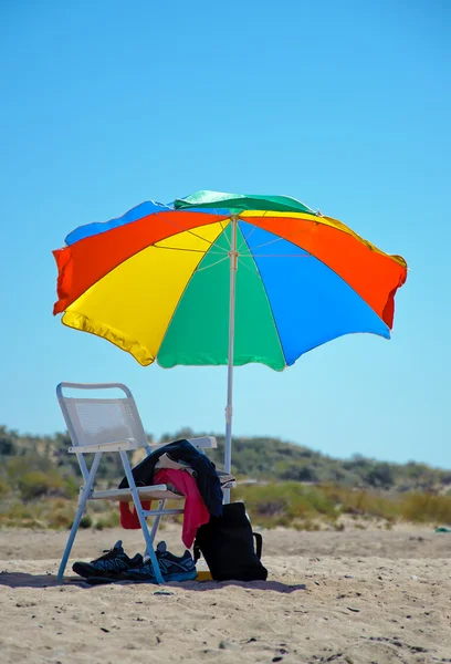 ビーチチェアとカラフルな傘 — ストック写真