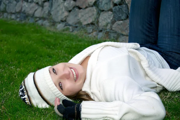 풀 위에 누워 있는 아름다운 소녀 — 스톡 사진