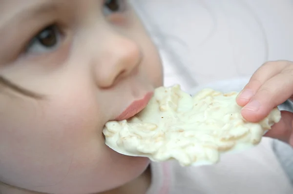 쿠키 먹는 아이 — 스톡 사진