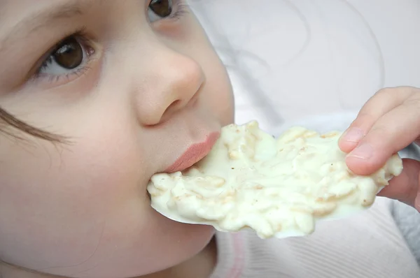 Criança comer biscoitos — Fotografia de Stock