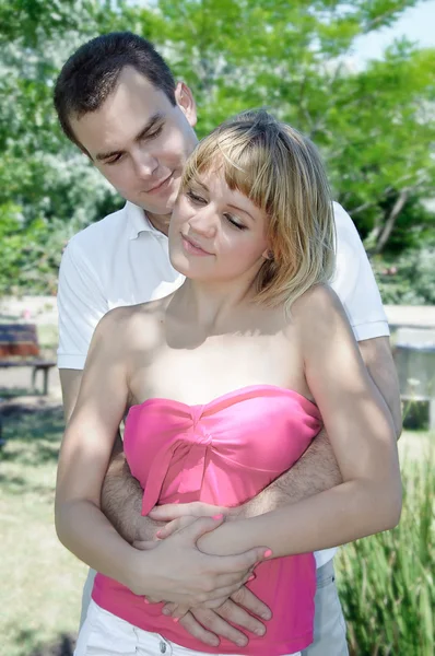Romantic happy couple in the park — Stock Photo, Image