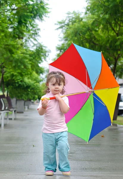 Flicka med färgglada paraply — Stockfoto
