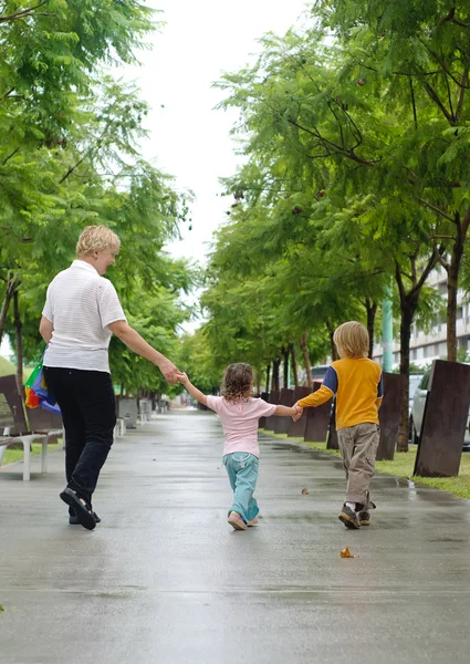 Young family in the park — Stock Photo, Image