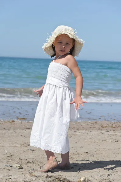 Kislány a parton. — Stock Fotó