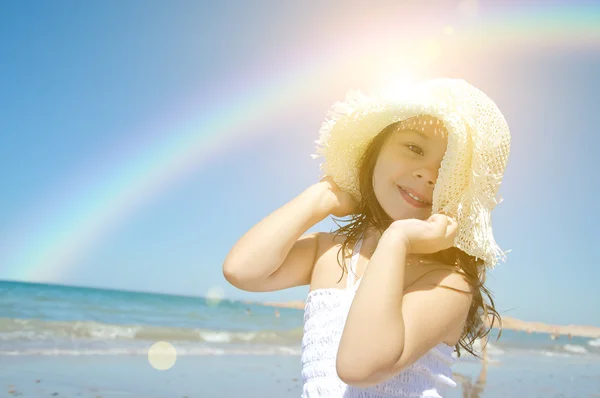समुद्र तट वर लहान मुलगी — स्टॉक फोटो, इमेज