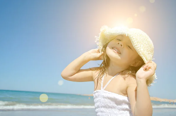 Bambina sulla spiaggia — Foto Stock