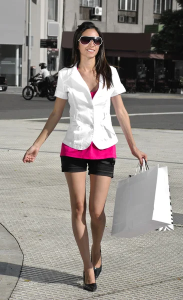 Mulher bonita com bolsas — Fotografia de Stock