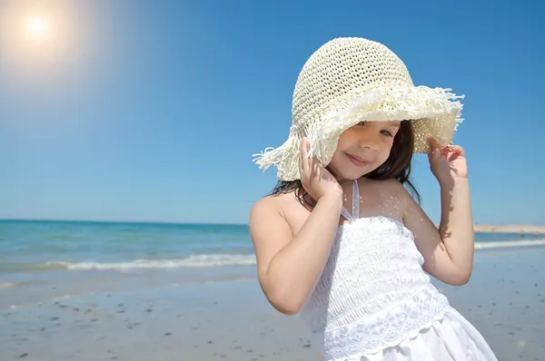 Menina na praia — Fotografia de Stock